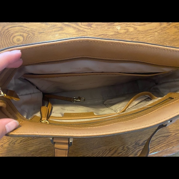 Michael Kors white purse with logo - Picture 4 of 6